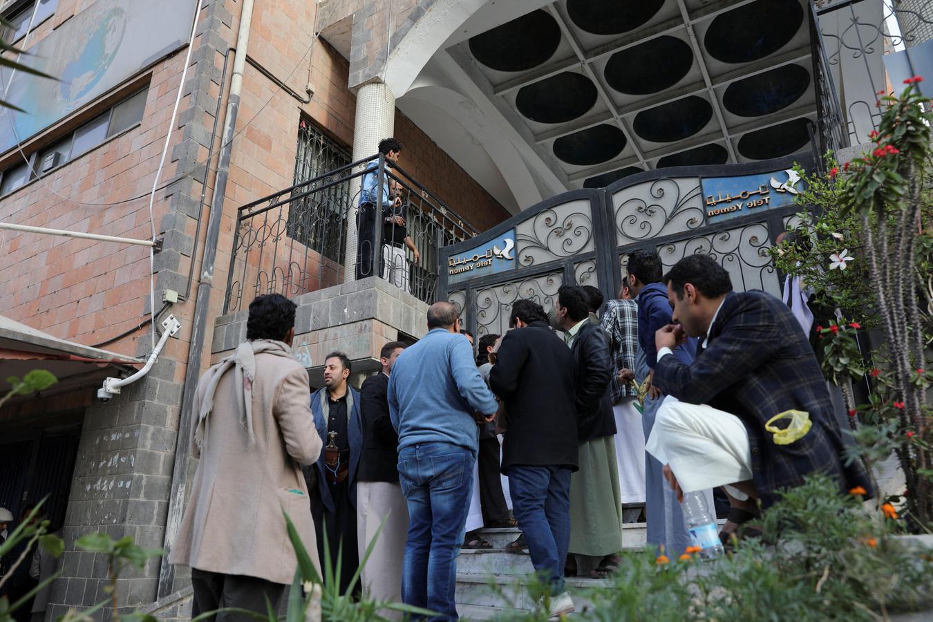 Amid air strike concerns, Yemenis struggle without power for third day