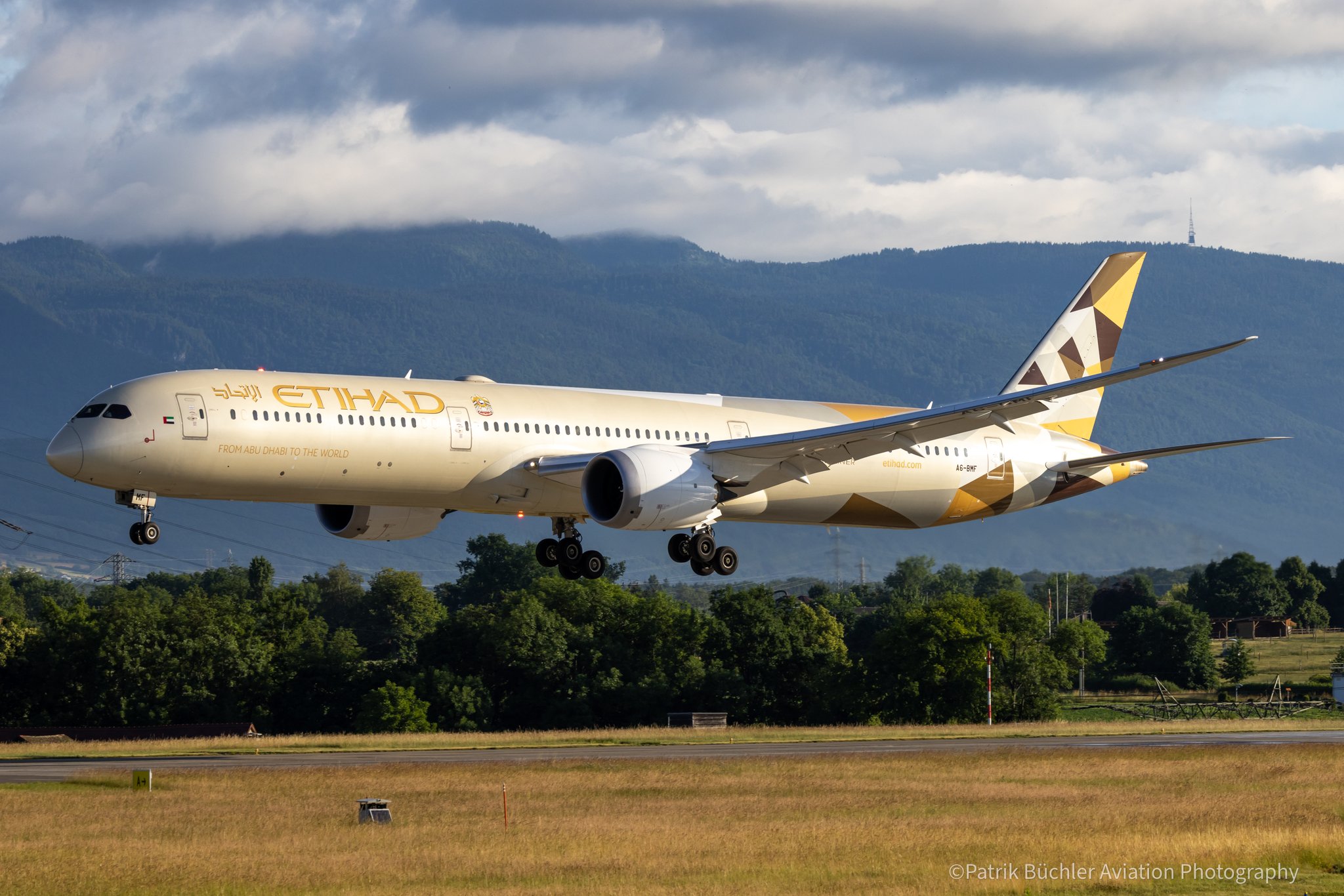 Etihad Airways to recruit cabin crew in Dubai from Monday