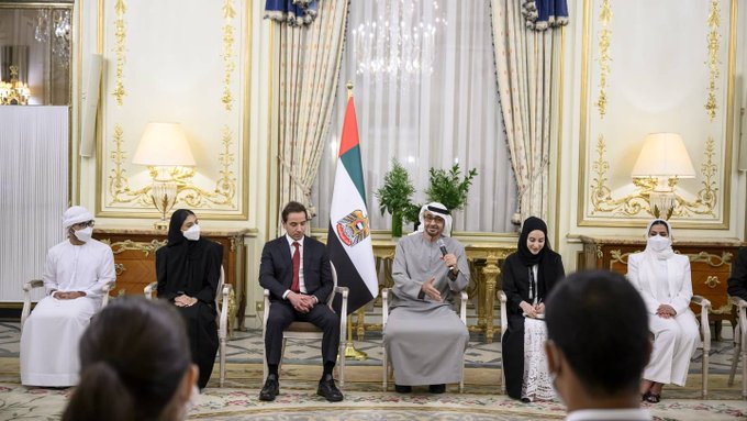 President Sheikh Mohamed met with Emirati students and doctors based in France