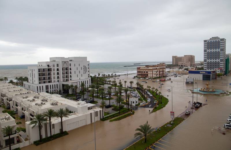 Emergency teams rescues 870 people from UAE’s flash floods