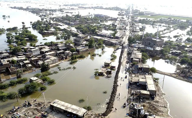 1,100 pakistani people killed in torrential rains and flooding