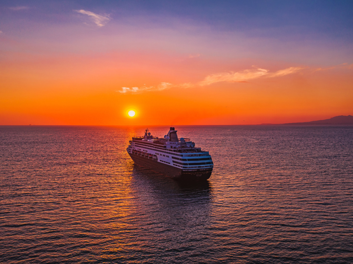 Dubai Police shares new features of ‘Dubai Police App’ for ‘Safe Sailing’