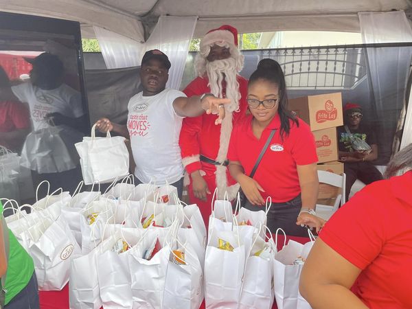 St Kitts: Sprinter Shelly-Ann participates in gifts distribution to children on Christmas