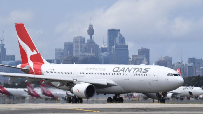 Australian flight Qantas warns pilots for radio interference by Chinese warships