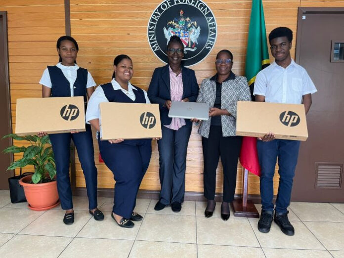 St Kitts and Nevis: HC Kevin Isaac donates laptops to students of CFBC