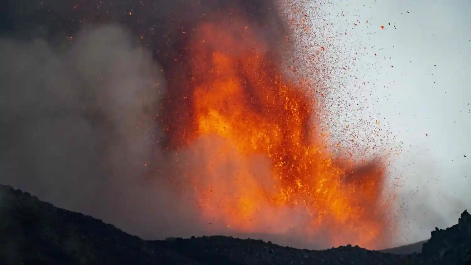UAE Embassy in Rome Issues Warning to Citizens Amid Mount Etna Volcanic Eruptions