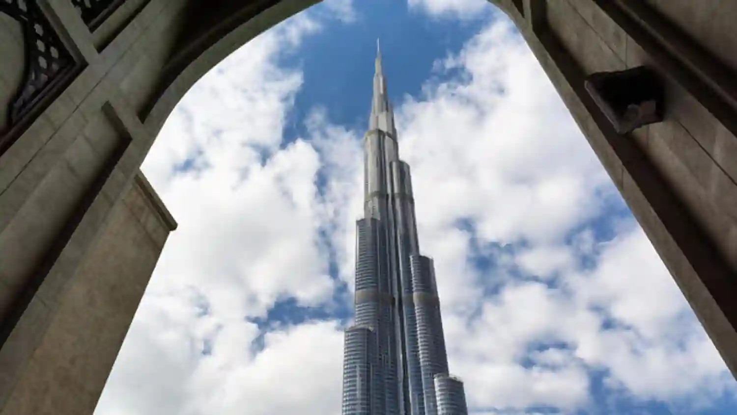 Al Ain Residents Wake Up to Light Rain Amidst Overcast Skies, Cooler Temperatures Expected Across UAE