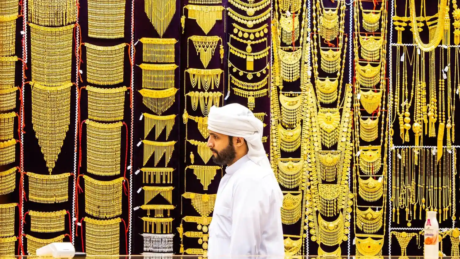 UAE Shoppers Adjust to Record-High Gold Prices: A ‘Wait-and-Watch’ Approach Emerges